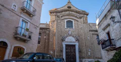 Bari, l'isolata Santa Scolastica: Danni, incuria e neanche un prete a celebrare la messa